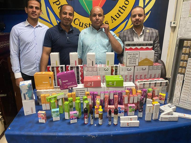 جمارك مطار سوهاج الدولي تضبط محاولة تهريب عدد من السجائر الإلكترونية والأجنبية