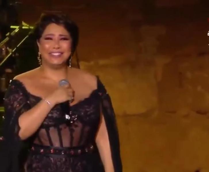 شاهد: شيرين عبد الوهاب تبكي بحرقة على المسرح.. ما السبب؟
