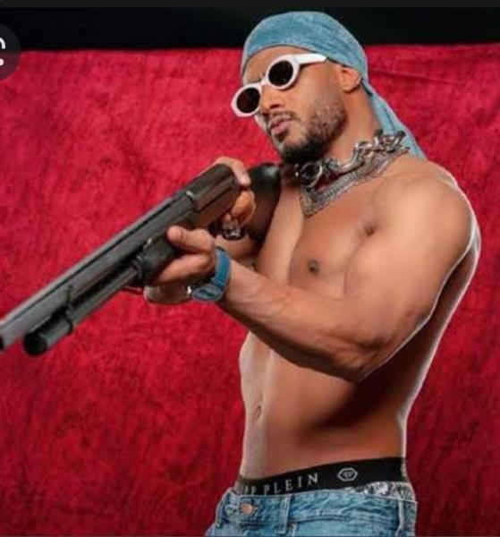 استعراضات عارية لمحمد رمضان في كليب ”مايركبش البسكلتة”