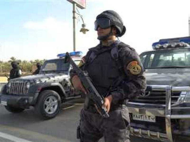 ضبط عنصر إجرامي يحمل جنسية إحدى الدول بالشرقية لقيامه بتصنيع المواد المخدرة