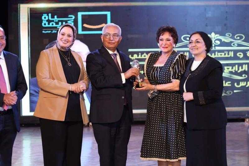 مهرجان القاهرة السينمائي يكرم لبلبة بجائزة الهرم الذهبي لإنجاز العمر في دورته الـ44