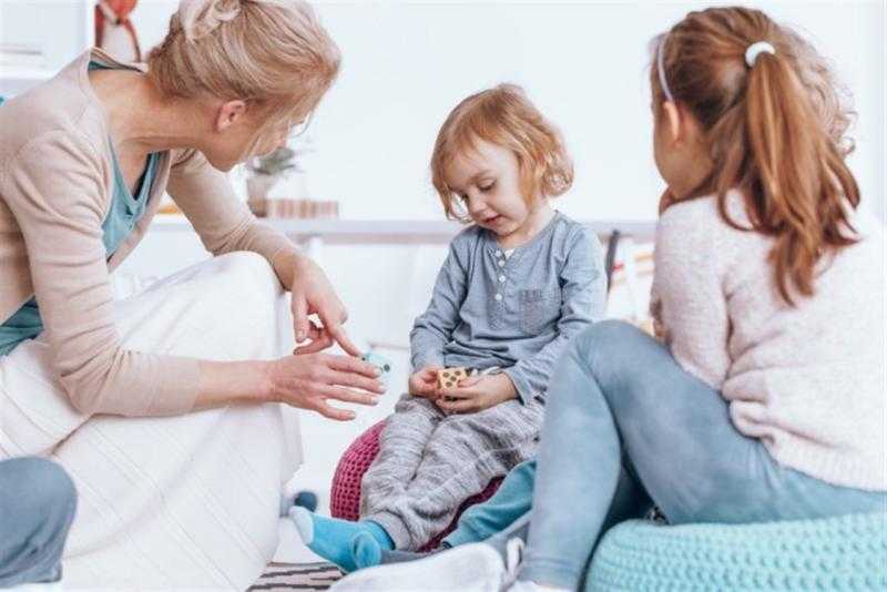 «للتخلص من الخجل».. نصائح تجعل طفلك ناجحاً اجتماعياً