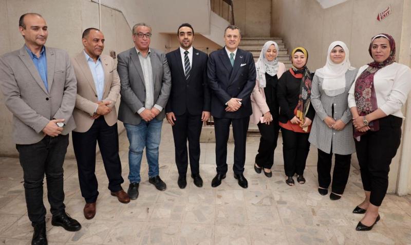 وزير السياحة والآثار مع العاملين 