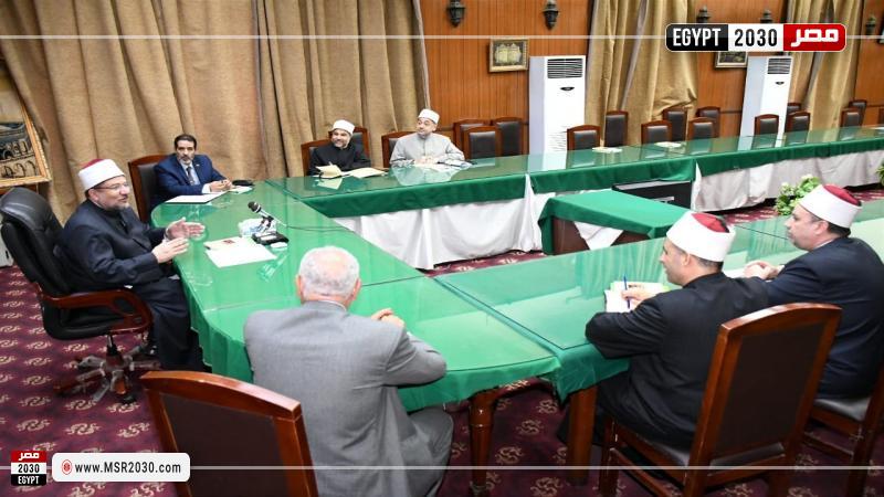 وزير الأوقاف خلال الاجتماع 