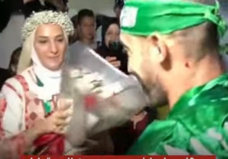 شاهد.. فيديو مؤثر لأسير فلسطيني يلتقي خطيبته بعد 18 عامًا بسجون الاحتلال