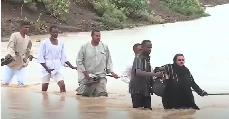 عقب اجتياح السيول.. السودانيون يبحثون عن أماكن لدفن الضحايا - فيديو