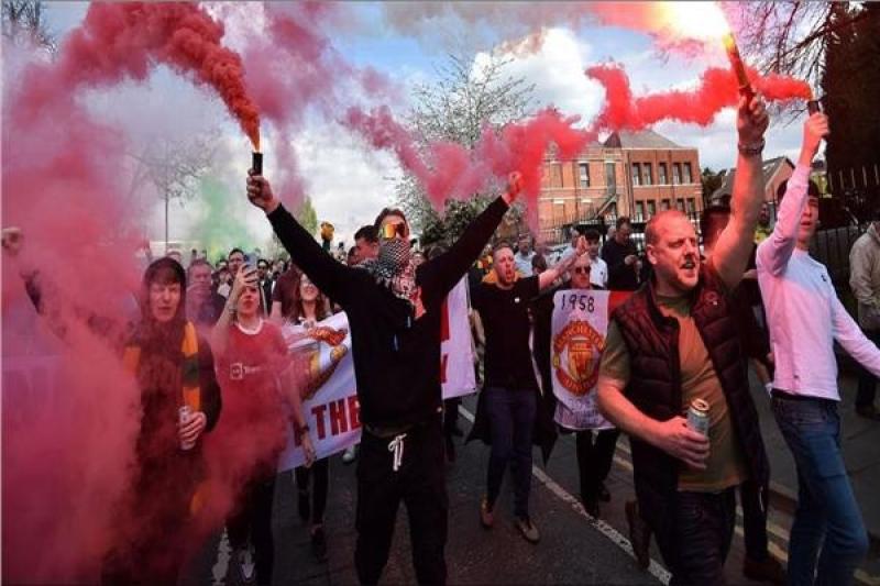 مظاهرات لجماهير مانشستر يونايتد أمام أولد ترافورد