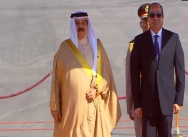 الرئيس يستقبل ملك البحرين بمطار العلمين «فيديو»