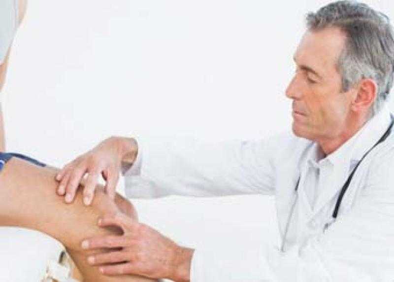 لامس أجزاء حساسة من جسدها.. إخلاء سبيل طبيب العظام المتهم بالتحرش بمريضة