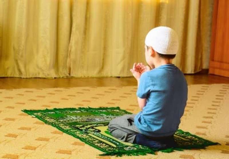 طفل يصلي 