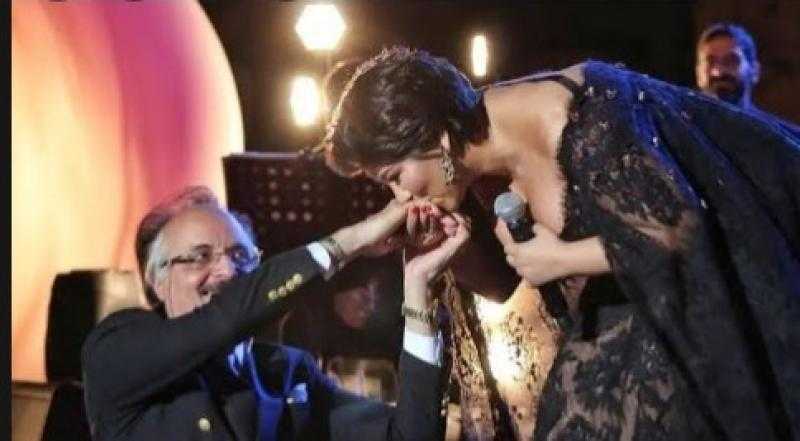 أول تعليق من طبيب شيرين على تقبيل يده في مهرجان قرطاج «فيديو»