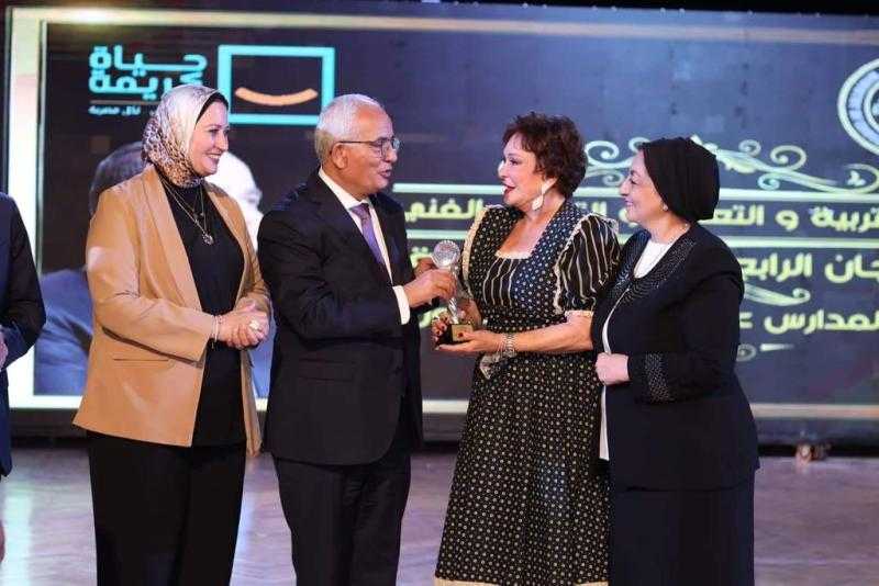 وزير التربية والتعليم يكرم لبلبة عن مسلسل”دايما عامر”