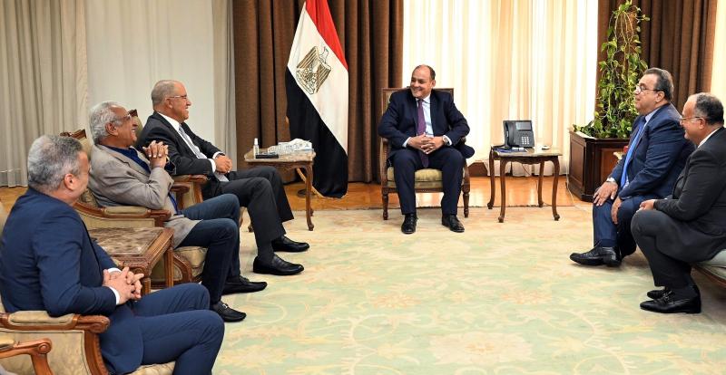 سمير يبحث مع رئيسي اتحادي الصناعات والغرف التجارية الارتقاء بقطاعي التجارة والصناعة