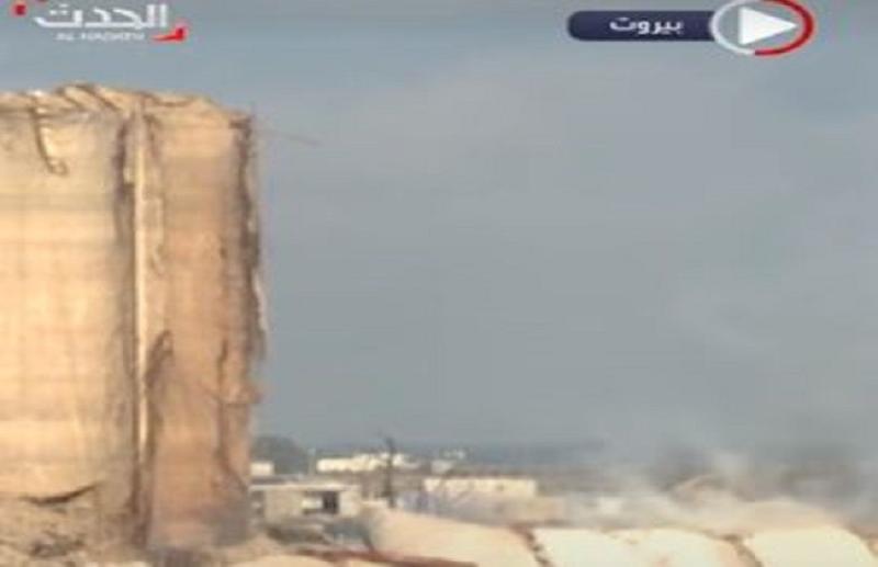 شاهد.. لحظات مروعة لانهيار الجزء الشمالي من صوامع الحبوب في بيروت - «فيديو»