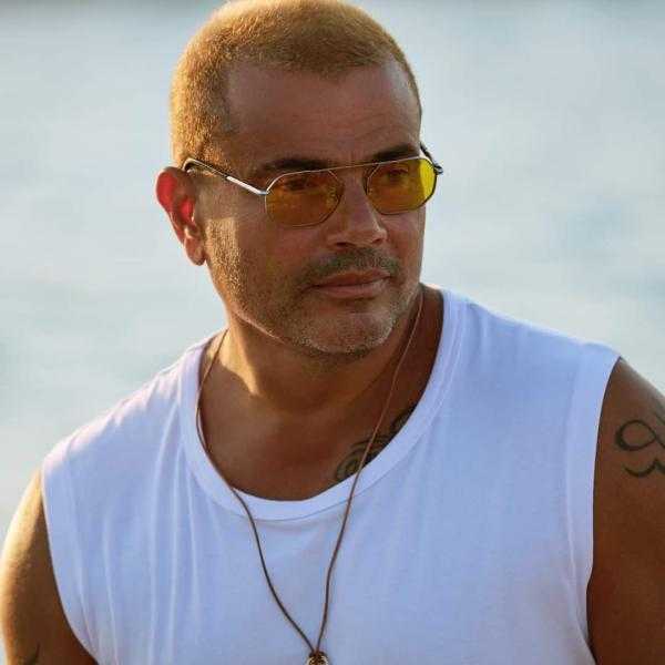 أنا معجبة بيك.. لفظ جرئ من إعلامية شهيرة لـ«عمرو دياب» على الهواء- فيديو