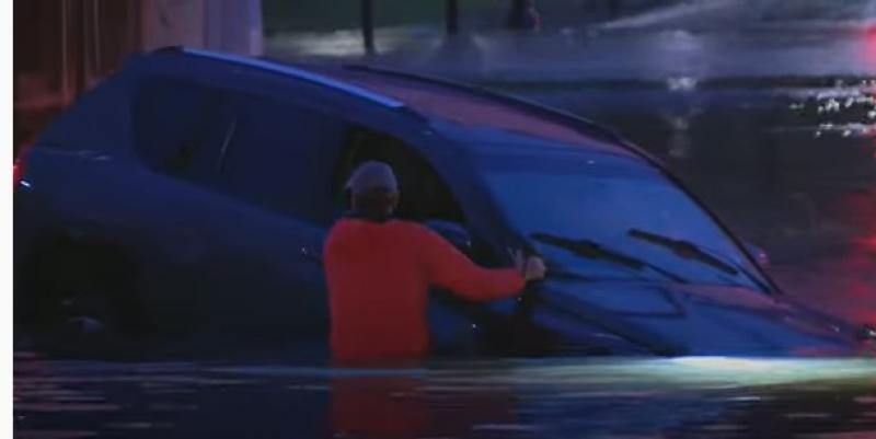 شاهد.. مراسل الأرصاد الجوية يترك النشرة  وينقذ سيدة من الغرق