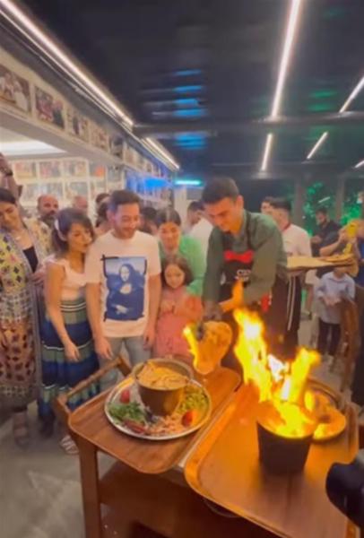 أحمد زاهر وأسرته في ضيافة الشيف بوراك