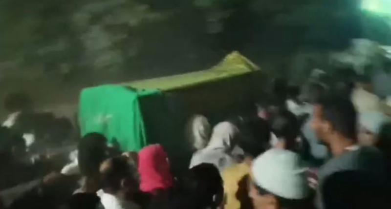 أبكت المشيعين.. شاهد لحظات تحبس الأنفاس في وداع أم لطفلها أمام مقبرته بالمنوفية