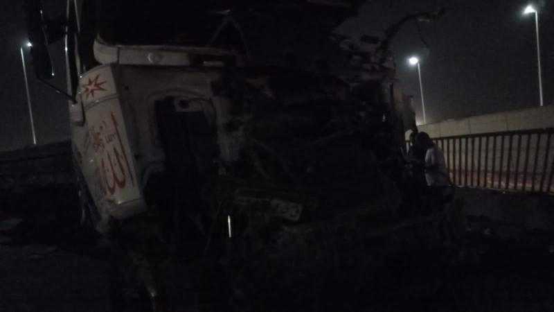 المرور يدفع بالأوناش لإزالة حطام تصادم تريلا مع 7 سيارات