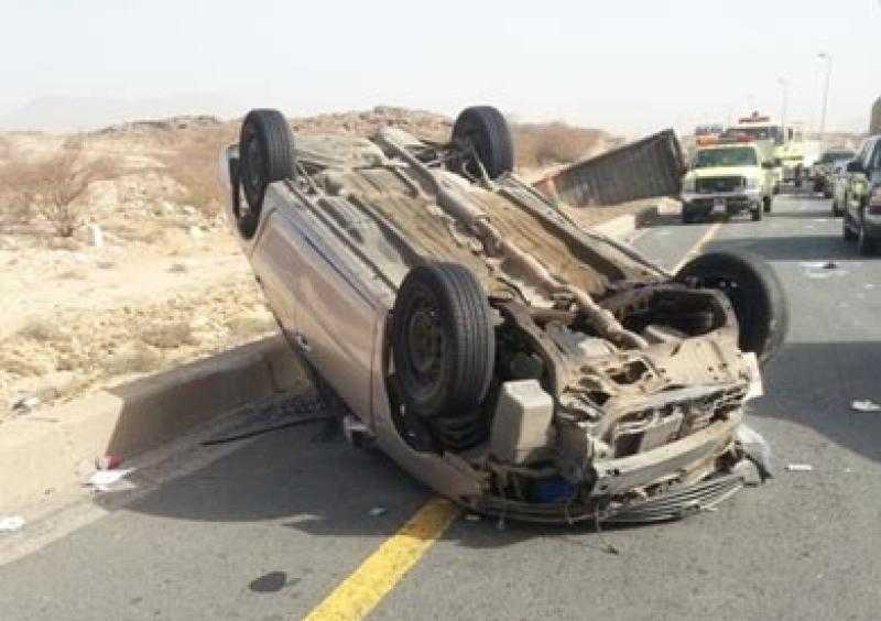 مصرع شخص وإصابة 4 أطفال في انقلاب سيارة بصحراوي الفيوم