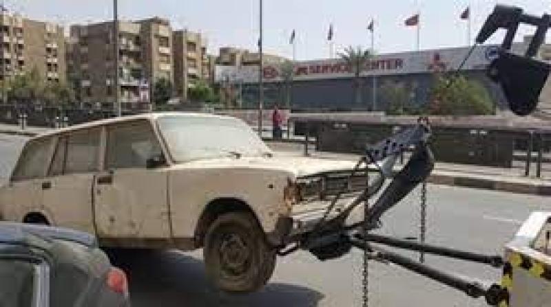 رفع 53 سيارة ودراجة نارية متروكة ومتهالكة