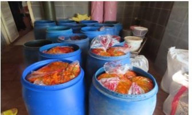 شرطة المسطحات: ضبط مصنعين عشوائيين لإنتاج وتعبئة المخللات