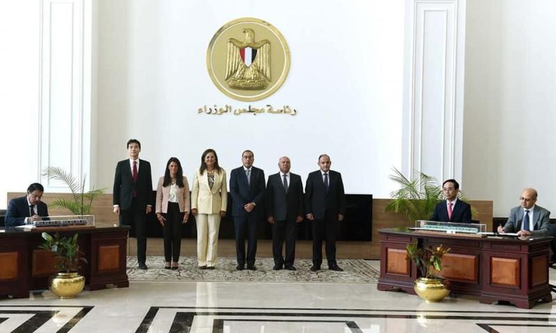 رئيس الوزراء يشهد مراسم توقيع عقد تصنيع وتوريد 320 عربة للخطين الثاني والثالث لمترو الأنفاق مع اتحاد شركات هيونداي روتيم / نيرك