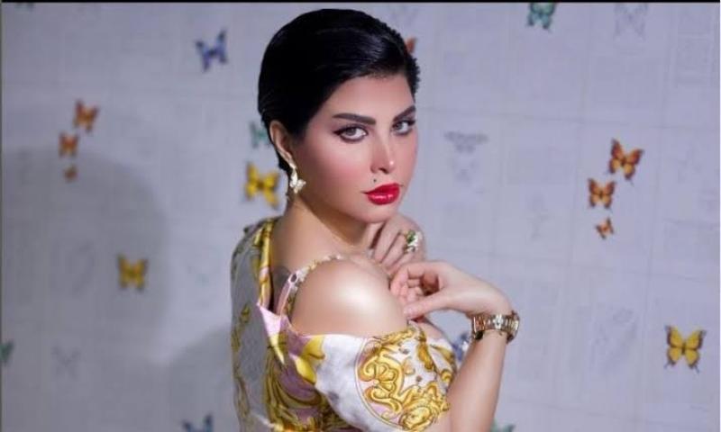 شاهد.. فنانة شهيرة تظهر بملابس فاضحة أثناء عطلتها الصيفية في لندن