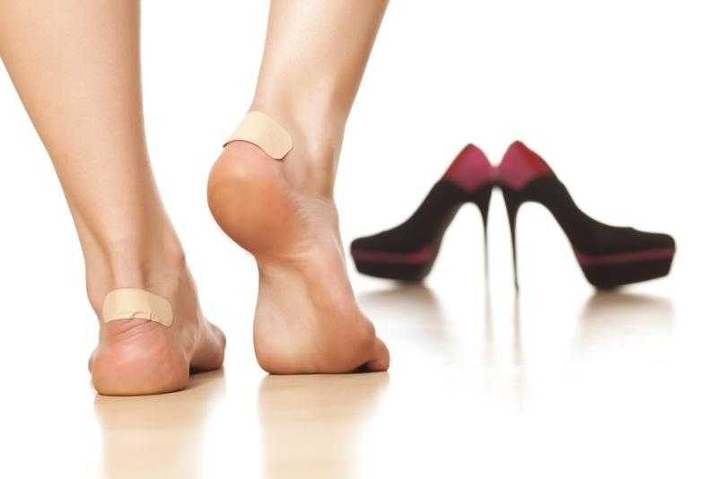 منها «استخدام الفازلين».. حيل للتخلص من مشاكل ارتداء الحذاء الجديد