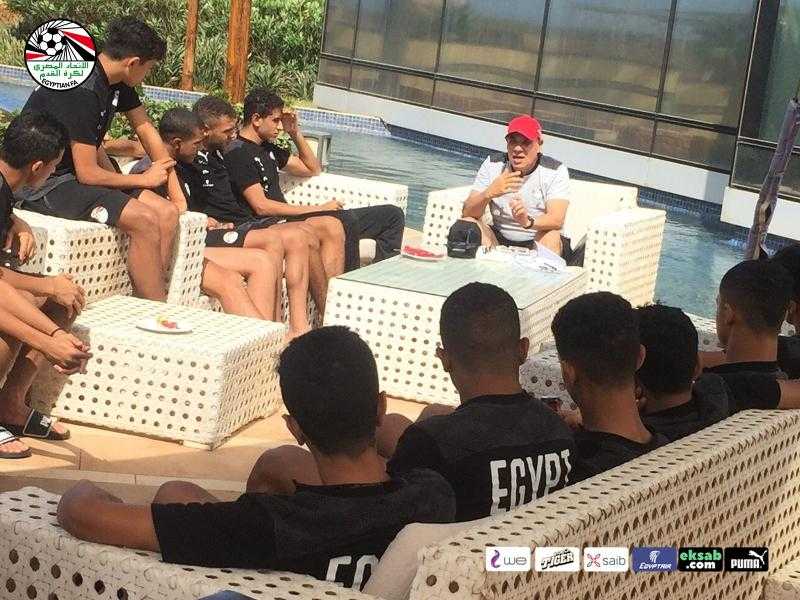 محمد وهبة يجتمع مع لاعبي منتخب الناشئين