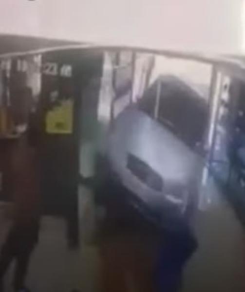 إصابات وخسائر فادحة.. فيديو صادم لسيارة تقتحم مركزا تجاريا