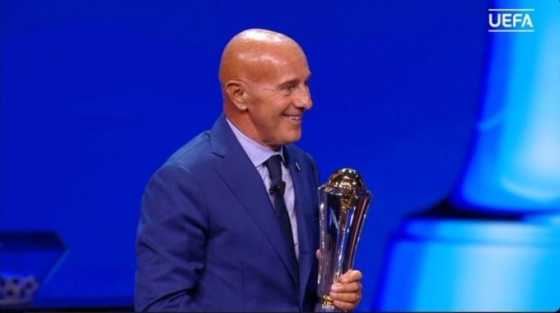 أريجو ساكي يفوز بجائزة رئيس الاتحاد الأوروبي