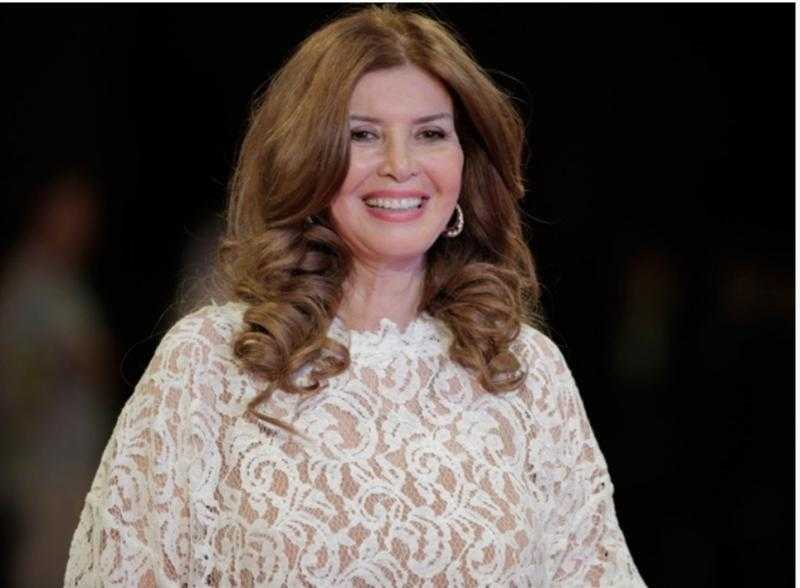 فنانة شهيرة تفضح المصور الذي ألتقط صورة ميرفت أمين في العزاء.. «شاهد الصورة الحقيقية»