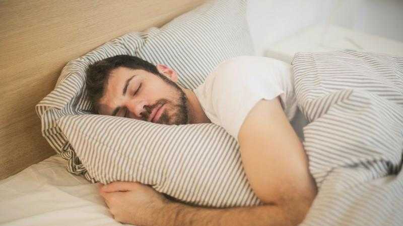 سبب نهى النبي عن النوم على البطن.. «الإفتاء» توضح