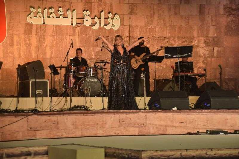 القبض على المغنية «جولشان» بعد تصريحاتها المسيئة ضد المدارس الدينية