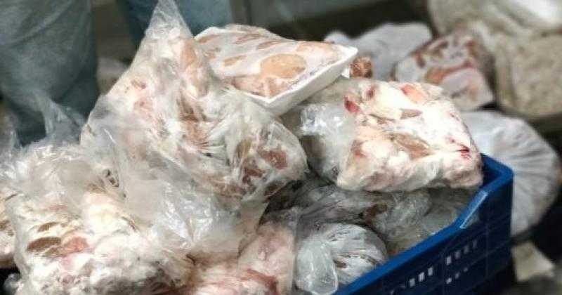 ضبط 12.5 طن دواجن وزيت ودقيق فاسدين في مطعم شهير بالقاهرة