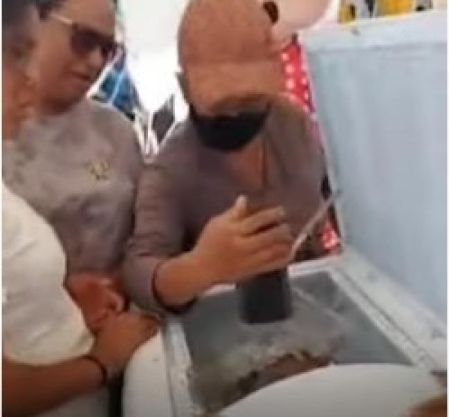 عقب إعلان وفاتها.. شاهد| لحظة إخراج طفلة حية من نعشها أثناء تشييع جثمانها