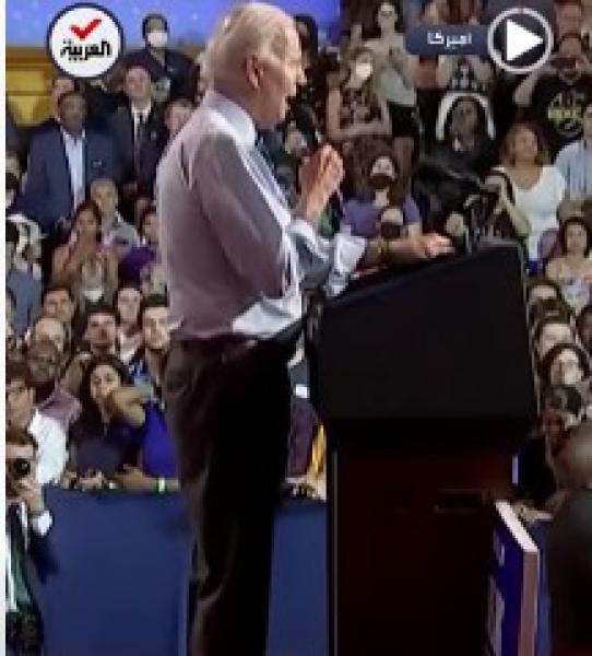 شاهد.. مواطن أمريكي يتهم «بايدن» بالسرقة في مؤتمر جماهيري