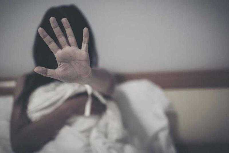 أب يتجرد من مشاعره ويعتدي على ابنته.. تفاصيل صادمة