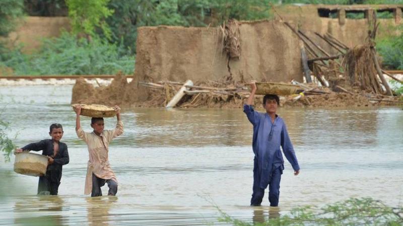 بسبب السيول.. انهيار فندق في باكستان وموت المئات