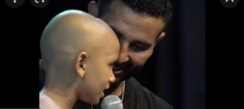 ”صاحبي يا قوي”.. تشعل حفل أحمد سعد بغنائه مع مريض سرطان