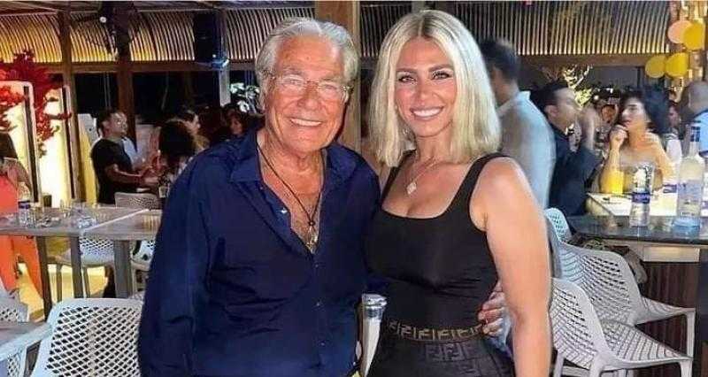 زوجته الجديدة.. مصطفى فهمى يثير الجدل بصورة مع فتاة شابة