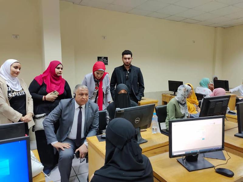 نائب رئيس جامعة الأزهر خلال جولته 