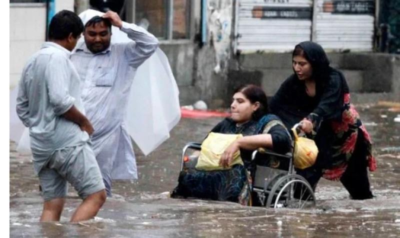 شاهد..  لقطات مروعة لفيضانات باكستان ومقتل 1128 شخصًا