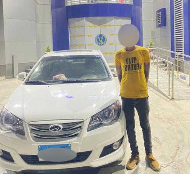 القبض على المتهم بسرقة سيارة تاكسي من قائدها بالإكراه في السويس