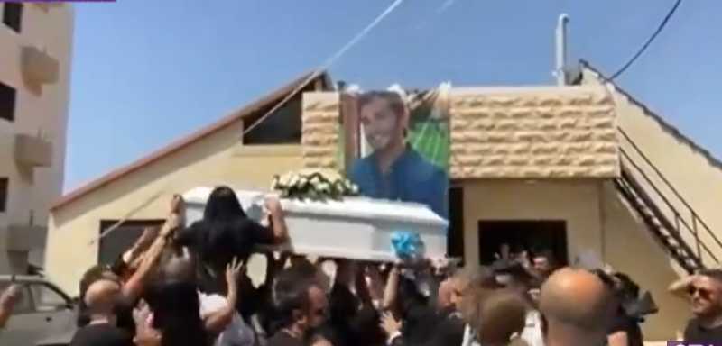 بالفيديو.. والدة جورج الراسي ترقص في جنازته على أغانيه