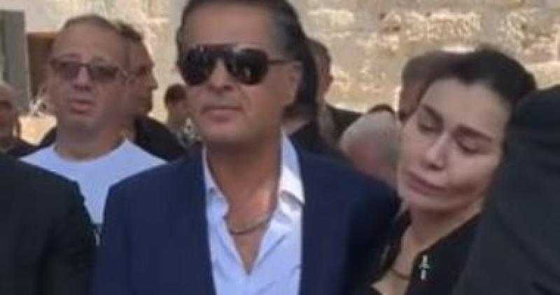 راغب علامة يساند شقيقة الراحل جورج الراسى لحظة وصول الجثمان