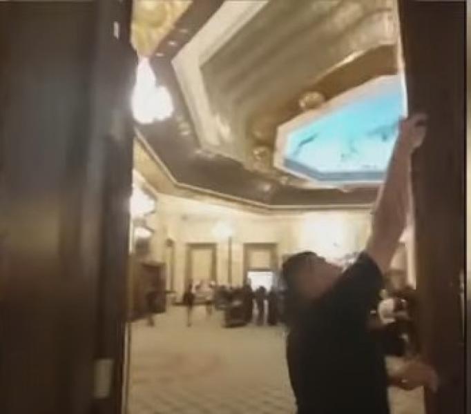 شاهد.. لحظة اقتحام غرفة نوم الرئيس العراق وإخراج ملابسه من الدولاب