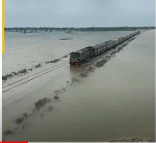 شاهد.. فيديو يحبس الأنفاس لقطار يسير وسط الفيضانات في باكستان