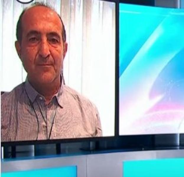 شاهد.. صفعة قوية على وجه معلق رياضي على الهواء